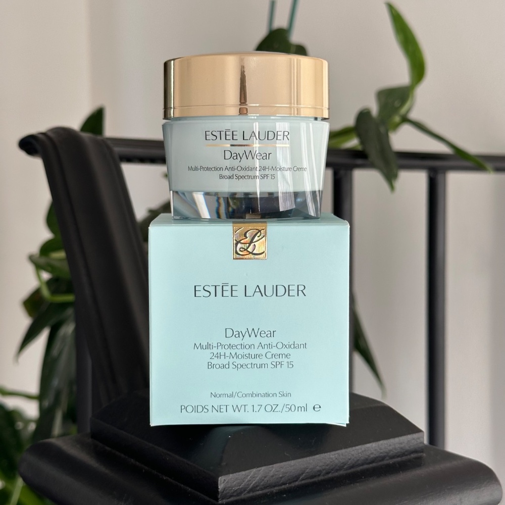 DayWear Moisturizer Multi-Protection Anti-Oxidant 24H‑Moisture Creme SPF 15 - Picture 2 of 6